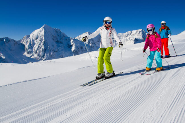 Skiing,,Winter,,Ski,Lesson,-,Skiers,On,Mountainside
